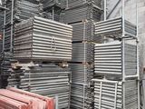 une grande pile de rayonnages métalliques dans un entrepôt