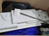 une boîte remplie d'appareils électroniques, avec un ordinateur portable à l'intérieur