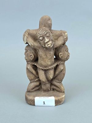 une petite statue représentant un homme tenant un enfant dans ses bras