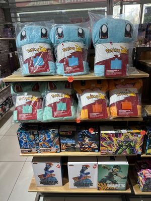 un présentoir de produits dérivés Pokémon dans un magasin