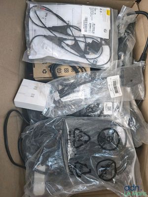 une boîte contenant tout un tas de fils et d'autres objets