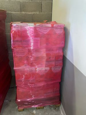 une pile de boîtes rouges dans un coin de la pièce