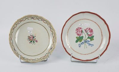 paire d'assiettes en porcelaine chinoise ornées de fleurs et de feuilles