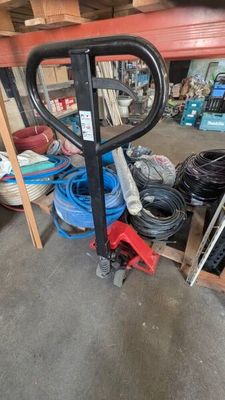 un tas de tuyaux et d'autres objets dans un garage