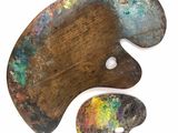 une palette d'artiste et un pinceau à palette sur fond blanc