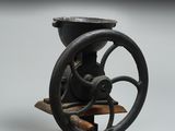 une vieille machine posée sur une table