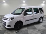 la photo d'une petite camionnette blanche garée dans un garage