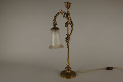 Lampe de table en bronze doré au mufle de lion et volutes, t…