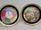 deux assiettes décoratives ornées de fleurs, posées sur une table