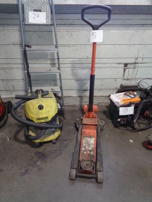 de nombreux outils qui traînent par terre dans le garage