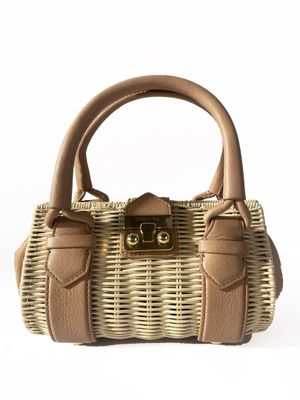 sac à main en osier beige sur fond blanc, avec une zone de découpe pour le texte