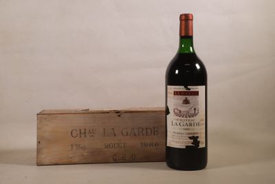 une bouteille de vin posée à côté d'une caisse en bois