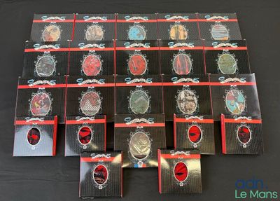 il y a beaucoup de pièces de différentes sortes dans le paquet