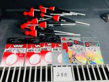 de nombreux outils exposés dans un magasin