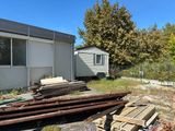 un tas de bois devant une maison