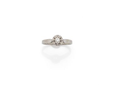 une bague de fiançailles ornée d'un seul diamant au centre
