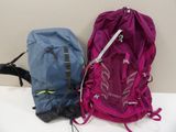 deux sacs à dos posés sur une table