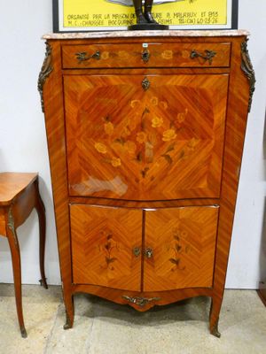 un meuble en bois surmonté d'une horloge