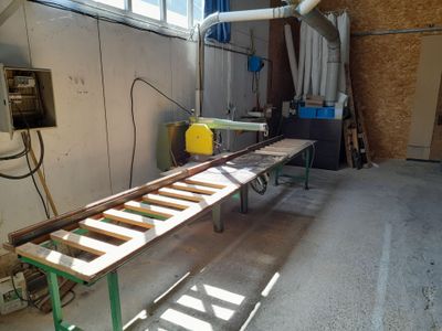 a picture of a workbench in a garage