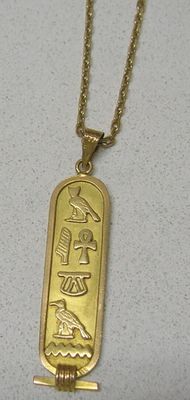 une image représentant un collier en or orné d'un hiéroglyphe égyptien