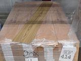 une palette remplie de cartons posée sur une autre palette