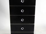 une commode noire avec cinq tiroirs de chaque côté