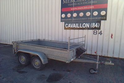 a trailer with a trailer attached to it in front of a building