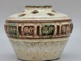 un gros plan d'un pot en céramique orné de motifs