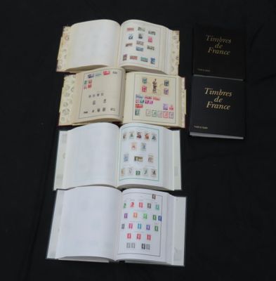 un grand nombre de livres posés sur une table