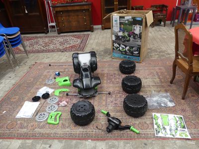 beaucoup d'objets posés sur le sol