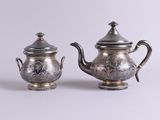 une paire de théières anciennes en argent sur fond blanc