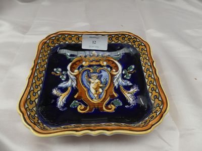 une image représentant une assiette bleue et jaune ornée d'un motif