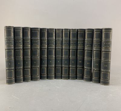 un coffret de six livres reliés en cuir noir avec des bordures dorées