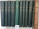 Plusieurs vieux livres sont empilés sur une étagère, accompagnés d'une étiquette de prix
