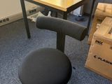 un bureau et une chaise dans une pièce où il y a des cartons par terre