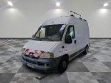 une camionnette blanche garée dans une pièce