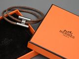 une boîte orange posée sur une table, contenant un bracelet