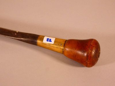 Canne de bourrelier, pommeau en buis sculpté, bague en laito… - Photo 1