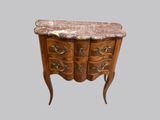 une petite commode à plateau en marbre posée sur un socle