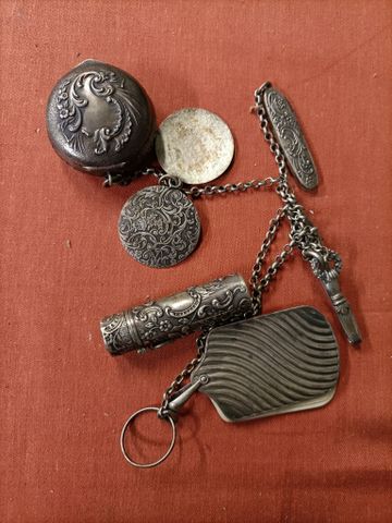 Métal et argent. Chaîne avec diverses pendeloques : poudrier, cor