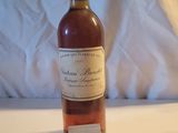 une bouteille de vin posée sur une table, avec une étiquette de prix