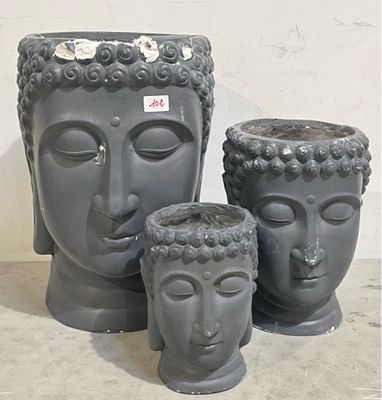 trois vases conçus pour ressembler à des têtes de Bouddha