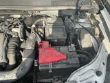 une batterie rouge dans le compartiment moteur d'une voiture