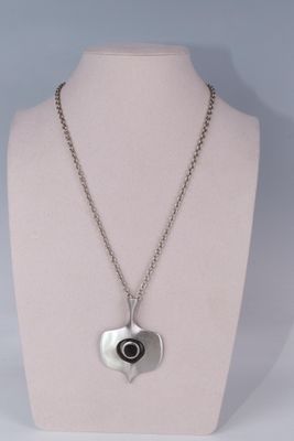 pendentif en forme de cœur en argent avec une pierre noire, monté sur une chaîne en argent