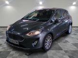 La nouvelle Ford Fiesta est garée dans le showroom du concessionnaire.