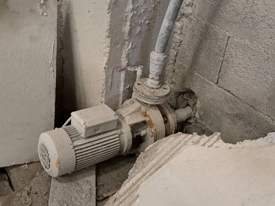 M1 – Un lot comprenant : -	1 pompe centrifuge, année 2016