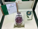 une montre Rolex dans un coffret, entourée d'une chaîne