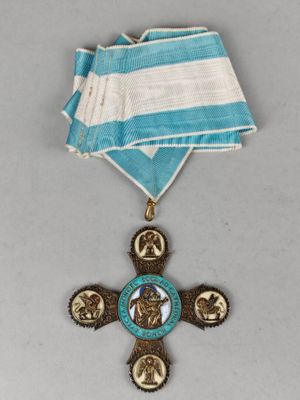une médaille ornée d'une croix et entourée d'un ruban