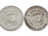 gros plan d'une pièce de monnaie sur fond blanc