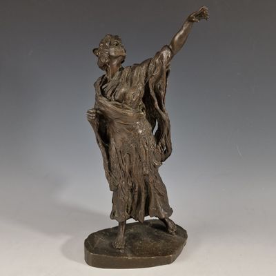 statue en bronze représentant une femme tenant un panier, posée sur un socle